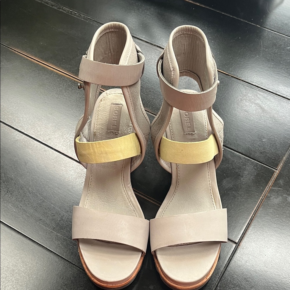 Sorel Taupe and Gold Sandals